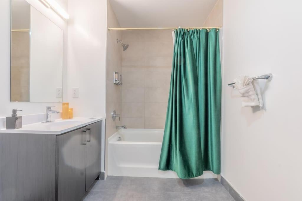 2 Bedroom 2 Bath Suite, Near American Dream And The Airport, Free Parking, King Bed And 2 Queen Beds, Washer And Dryer Orange Exteriör bild
