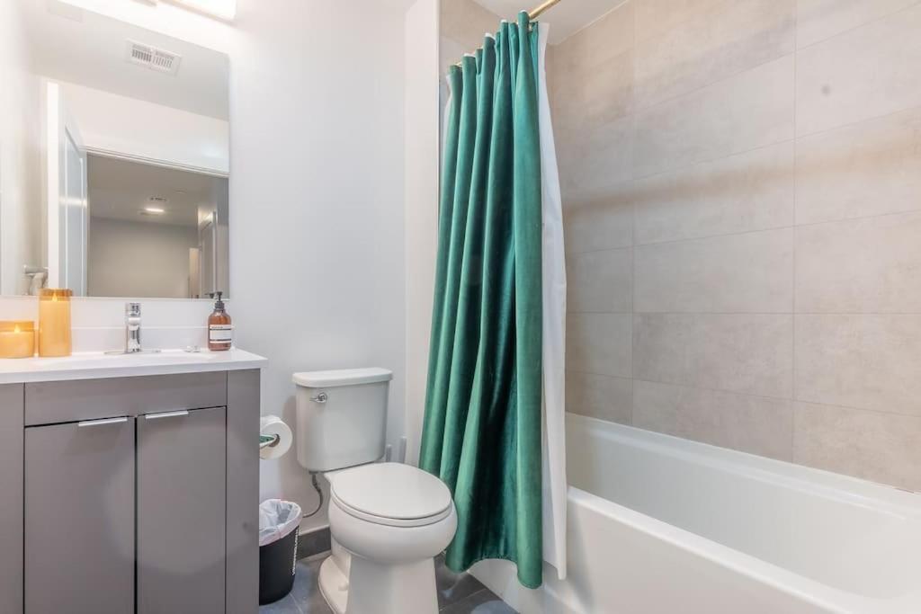 2 Bedroom 2 Bath Suite, Near American Dream And The Airport, Free Parking, King Bed And 2 Queen Beds, Washer And Dryer Orange Exteriör bild