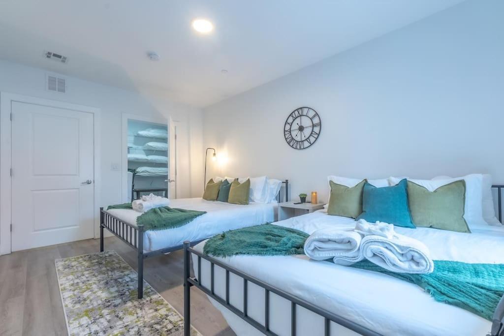 2 Bedroom 2 Bath Suite, Near American Dream And The Airport, Free Parking, King Bed And 2 Queen Beds, Washer And Dryer Orange Exteriör bild