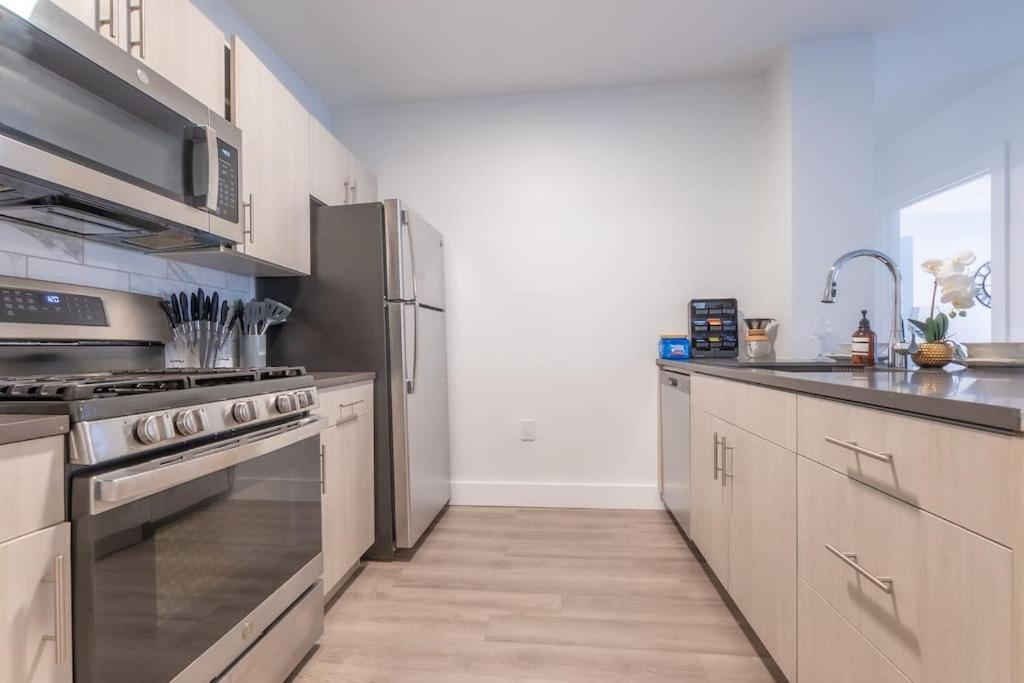 2 Bedroom 2 Bath Suite, Near American Dream And The Airport, Free Parking, King Bed And 2 Queen Beds, Washer And Dryer Orange Exteriör bild