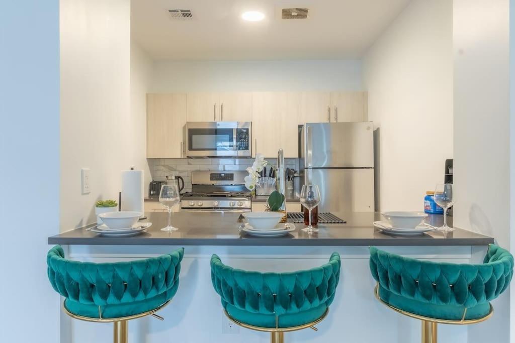 2 Bedroom 2 Bath Suite, Near American Dream And The Airport, Free Parking, King Bed And 2 Queen Beds, Washer And Dryer Orange Exteriör bild