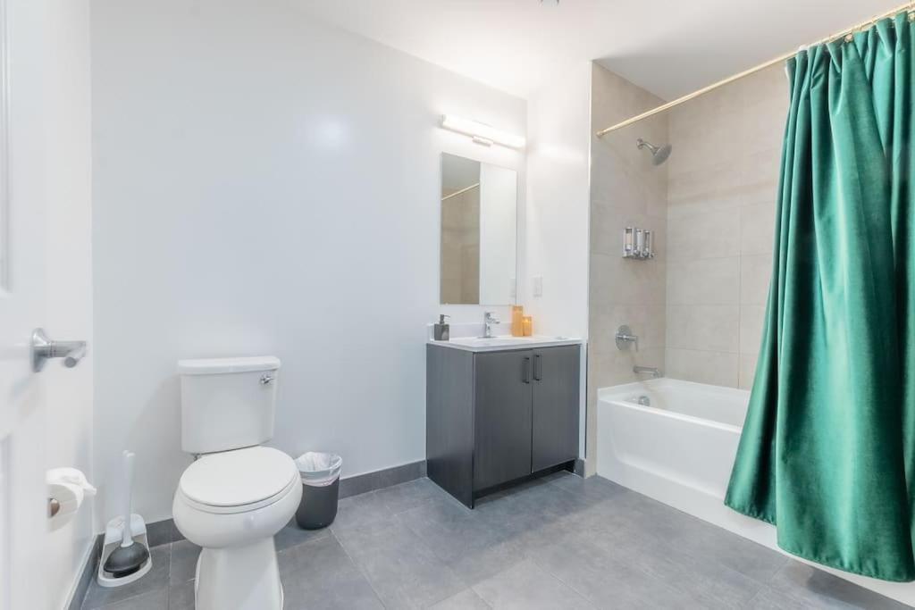 2 Bedroom 2 Bath Suite, Near American Dream And The Airport, Free Parking, King Bed And 2 Queen Beds, Washer And Dryer Orange Exteriör bild